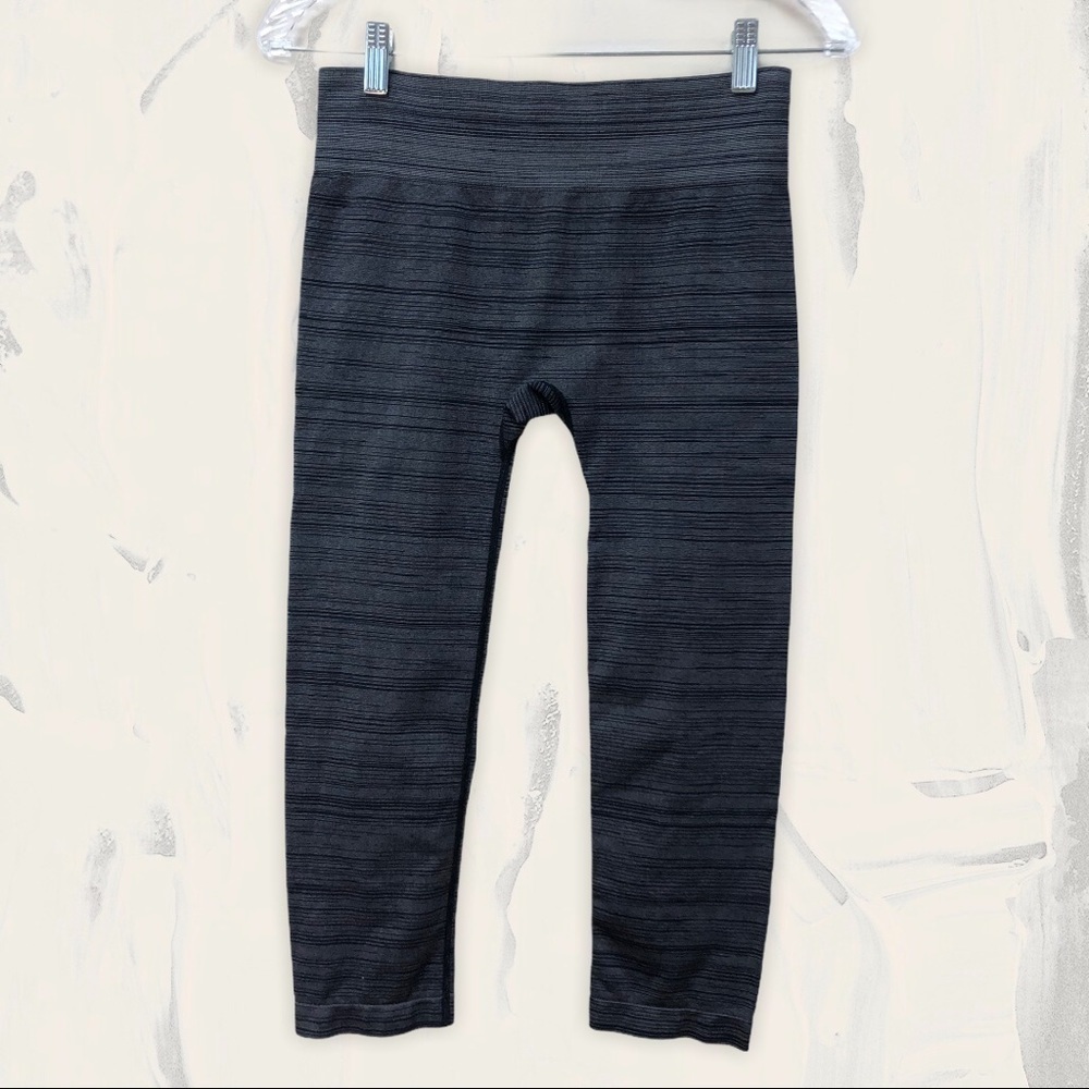 FABLETICS grey seamless capri crop leggings